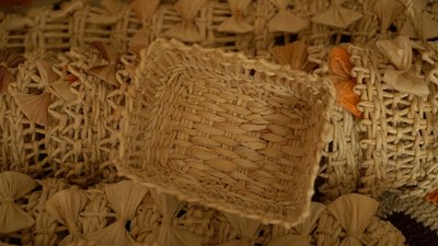 Кошики, миски, сумки та вази плете з кукурудзяного листя. Ержибет Ідьарто. СУСПІЛЬНЕ | ЛЮДИ