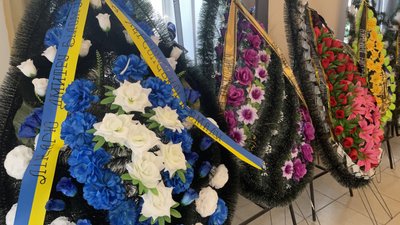 У Херсоні попрощалися з лікарем, який загинув на робочому місці внаслідок обстрілу РФ У Херсоні попрощалися з лікарем, який загинув на робочому місці внаслідок обстрілу РФ