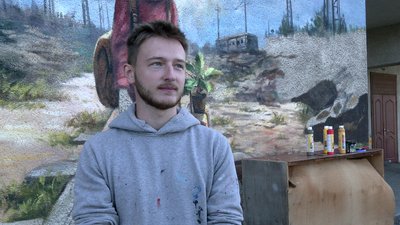 Художник Костянтин Качановський малює мурал Художник Костянтин Качановський малює мурал