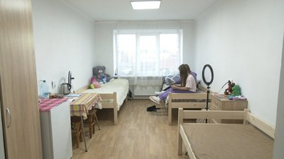 Кімната у гуртожитку, де живуть переселенці Кімната у гуртожитку, де живуть переселенці