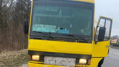 На Львівщині звільнили водія міжміського автобуса, який ледь не збив двох пішоходів