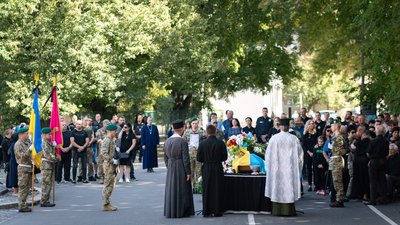 В Ужгороді попрощалися із полеглим на війні Миколою Сасином В Ужгороді попрощалися із полеглим на війні Миколою Сасином