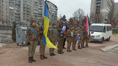 Пішов на фронт добровольцем: у Житомирі попрощалися з військовослужбовцем Олександром Мазурчуком Пішов на фронт добровольцем: у Житомирі попрощалися з військовослужбовцем Олександром Мазурчуком