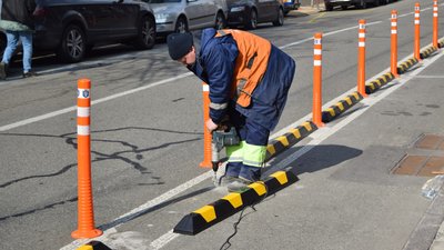 У центрі Києва облаштовують ще одну велосипедну смугу