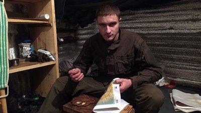 Нацгвардієць з Волині після початку повномасштабної війни почав вишивати ікони з бісеру