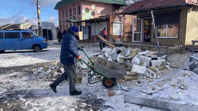 У Золочеві усувають наслідки ракетних ударів С-300, 6 лютого 2024 року У Золочеві усувають наслідки ракетних ударів С-300, 6 лютого 2024 року