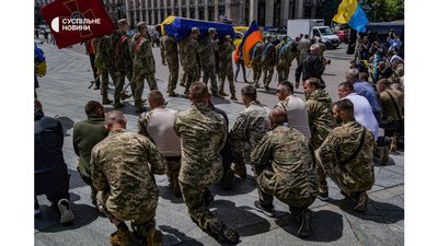 У Києві попрощалися з загиблим на війні командиром батальйону "Карпатська Січ" Олегом Куцином У Києві попрощалися з загиблим на війні командиром батальйону "Карпатська Січ" Олегом Куцином