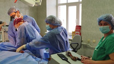Медики проводять оперативне втручання