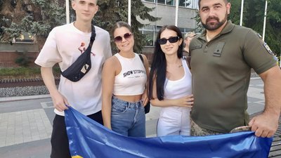 На фото кам'янчани разом з військовим, 22 серпня 2023, Кам'янець-Подільський На фото кам'янчани разом з військовим, 22 серпня 2023, Кам'янець-Подільський