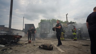 Вантажівки згоріли внаслідок російського удару дроном по Слобідському району Харкова