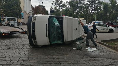 Внаслідок ДТП у Дніпрі до лікарні потрапили 12 постраждалих Внаслідок ДТП у Дніпрі до лікарні потрапили 12 постраждалих