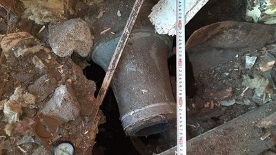 Обстріл складу з піротехнікою: слідчі знайшли частину від РСЗВ біля станції метро у Харкові Обстріл складу з піротехнікою: слідчі знайшли частину від РСЗВ біля станції метро у Харкові