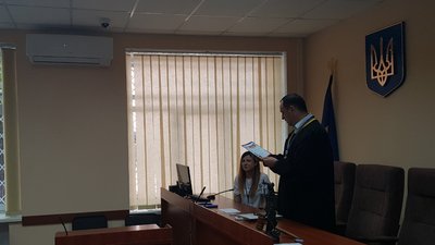 Лаявся та пив енергетик на уроках: в Ізюмі мати учня оштрафували за неповагу сина до школи