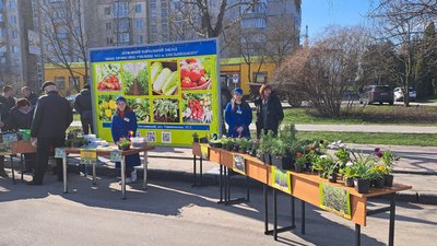 ВПУ №11 представляє на ярмарку свою продукцію. Кажуть, люди більше цікавляться огірками, які вони вирощують на базі навчального закладу. ВПУ №11 представляє на ярмарку свою продукцію. Кажуть, люди більше цікавляться огірками, які вони вирощують на базі навчального закладу.