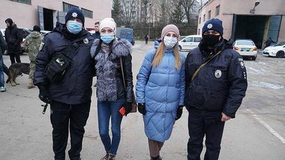 Зведений загін тернопільських поліцейських вирушив в зону ООС Зведений загін тернопільських поліцейських вирушив в зону ООС