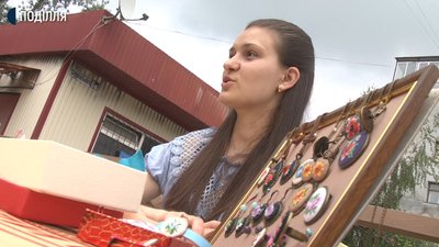 Майстриня з Хмельниччини створює оригінальні прикраси з мікровишивкою