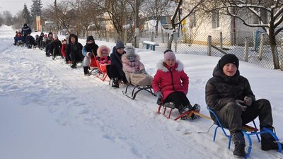 У селі на Волині зібрали дітей, щоб створити рекордний "потяг" із санчат