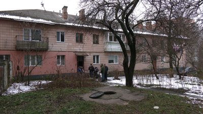 "Нестерпно жити": у Рівному жителі кількох будинків скаржаться на сморід через прорив каналізації