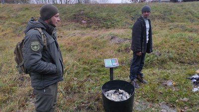 Житомирських рибалок попереджають про штрафи за вилов риби у зимувальних ямах