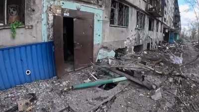 Вхід у під'їзд одного з будинків у місті Костянтинівка у травні 2026 року