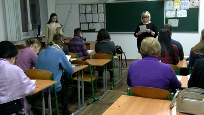 Двічі на тиждень, навіть без світла: як переселенці Рівному вчать українську і чи є прогрес