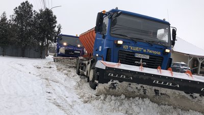 Підсипання сіллю та робота спецтранспорту: як на Закарпатті розчищають дороги від снігу Підсипання сіллю та робота спецтранспорту: як на Закарпатті розчищають дороги від снігу