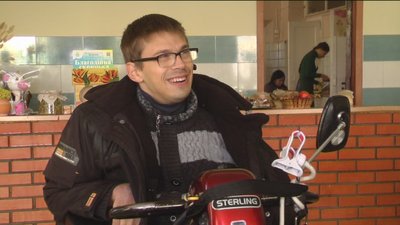 Долає десятки кілометрів на інвалідному візку. Вінничанин доставляє їжу з соціального ресторану