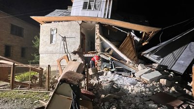 У Коломиї на Прикарпатті обвалився житловий будинок. Є травмовані
