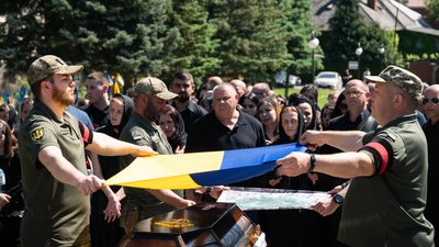 На початку вторгнення добровольцем вступив до ТрО: в Ужгороді попрощалися з полеглим захисником Іваном Бенцою На початку вторгнення добровольцем вступив до ТрО: в Ужгороді попрощалися з полеглим захисником Іваном Бенцою