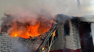 Внаслідок російських обстрілів на Харківщині горіли приватні будинки та гаражі