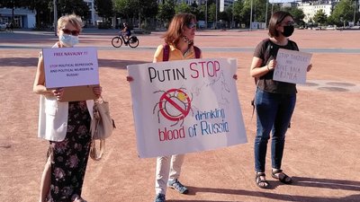 Флакони з "Новачком" та українські прапори. У Женеві пройшов пікет проти Володимира Путіна Флакони з "Новачком" та українські прапори. У Женеві пройшов пікет проти Володимира Путіна