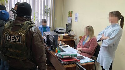 На Кіровоградщині розслідують четверту схему підробки COVID-сертифікатів на два мільйона гривень На Кіровоградщині розслідують четверту схему підробки COVID-сертифікатів на два мільйона гривень