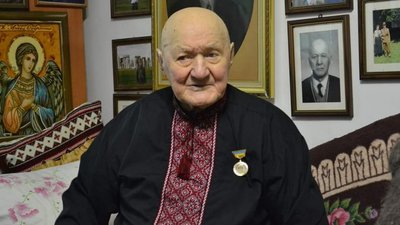 Сотенний УПА "Кривоніс" передав шаблю Володимиру Зеленському