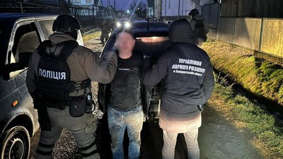 На Закарпатті затримали 40-річного жителя Тячівщини, якого підозрюють у постачанні зброї на Закарпаття На Закарпатті затримали 40-річного жителя Тячівщини, якого підозрюють у постачанні зброї на Закарпаття