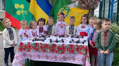діти передають дрони