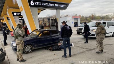 Зі зброєю та наркотиками затримали чоловіка на Закарпатті