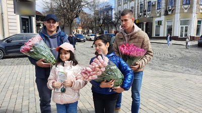 У Кропивницькому представники Спілки вірмен дарували жінкам квіти. Сьогодні – вірменське свято материнства й краси