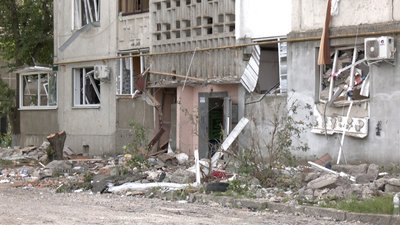 З пошкодженої внаслідок атаки РФ у Луцьку дев'ятиповерхівки мешканці виносять цінні речі З пошкодженої внаслідок атаки РФ у Луцьку дев'ятиповерхівки мешканці виносять цінні речі