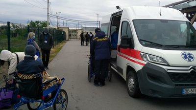 Через КПВВ Станиця Луганська пропустили 52 людини Через КПВВ Станиця Луганська пропустили 52 людини
