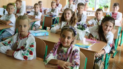 Діти за партами під час уроку