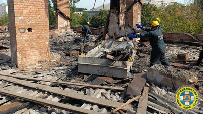 Рятувальники ліквідували наслідки пожежі у триповерховому будинку в Печерському районі Києва