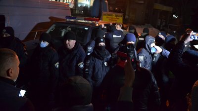 У Житомирі під час акції "Стерненку волю!" сталися сутички між поліцією і протестувальниками У Житомирі під час акції "Стерненку волю!" сталися сутички між поліцією і протестувальниками
