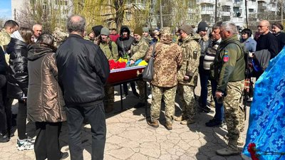 У Подільську на Одещині попрощалися із загиблим військовим У Подільську на Одещині попрощалися із загиблим військовим