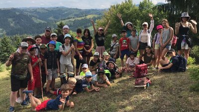 "Місце, де можна забути про війну": як у Карпатах працює "Лісова школа" для дітей-переселеців
