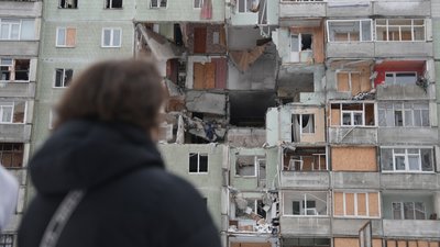 Юлія Журба поруч зі знищеним будинком на Героїв Крут в Сумах