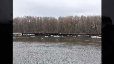 Наздогнали човнами й зупинили голіруч: як жителі Чернігівщини виловили понтонний міст росіян Наздогнали човнами й зупинили голіруч: як жителі Чернігівщини виловили понтонний міст росіян