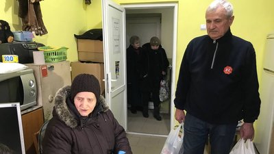 У Тернополі роздавали допомогу людям з інвалідністю