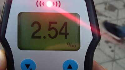 У Херсоні водійка позашляховика на підпитку врізалась у магазин (ФОТО) У Херсоні водійка позашляховика на підпитку врізалась у магазин (ФОТО)