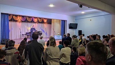 У Луцькому педколеджі влаштували патріотичний концерт для переселенців