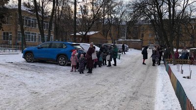 У Чернігові проводять евакуацію всіх навчальних закладів через повідомлення про замінування У Чернігові проводять евакуацію всіх навчальних закладів через повідомлення про замінування